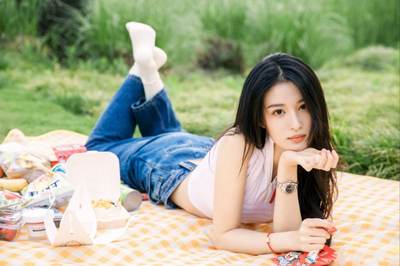 代驾小哥站在劳斯莱斯车旁不敢接单：代驾出事故 究竟找谁赔？
